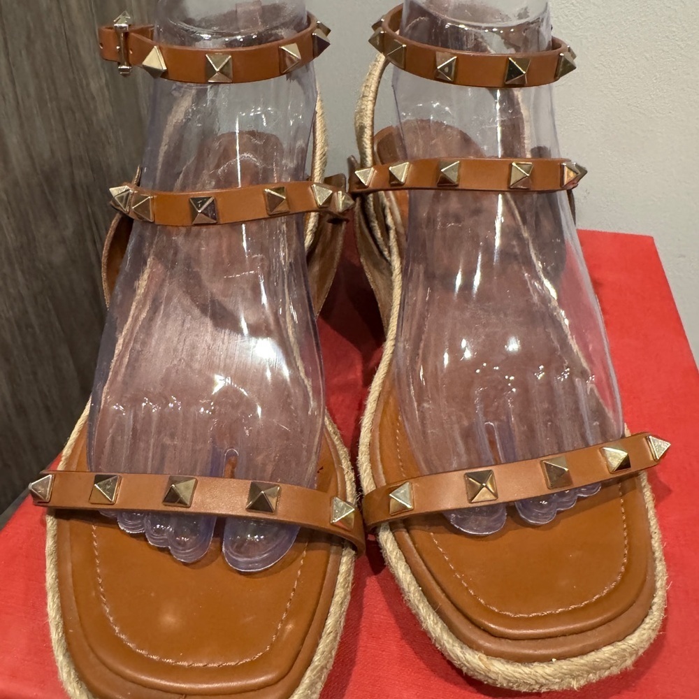 Valentino Garavani Rockstud Accent Leather T-Strap Sandal  39.5 - Picture 9 of 10